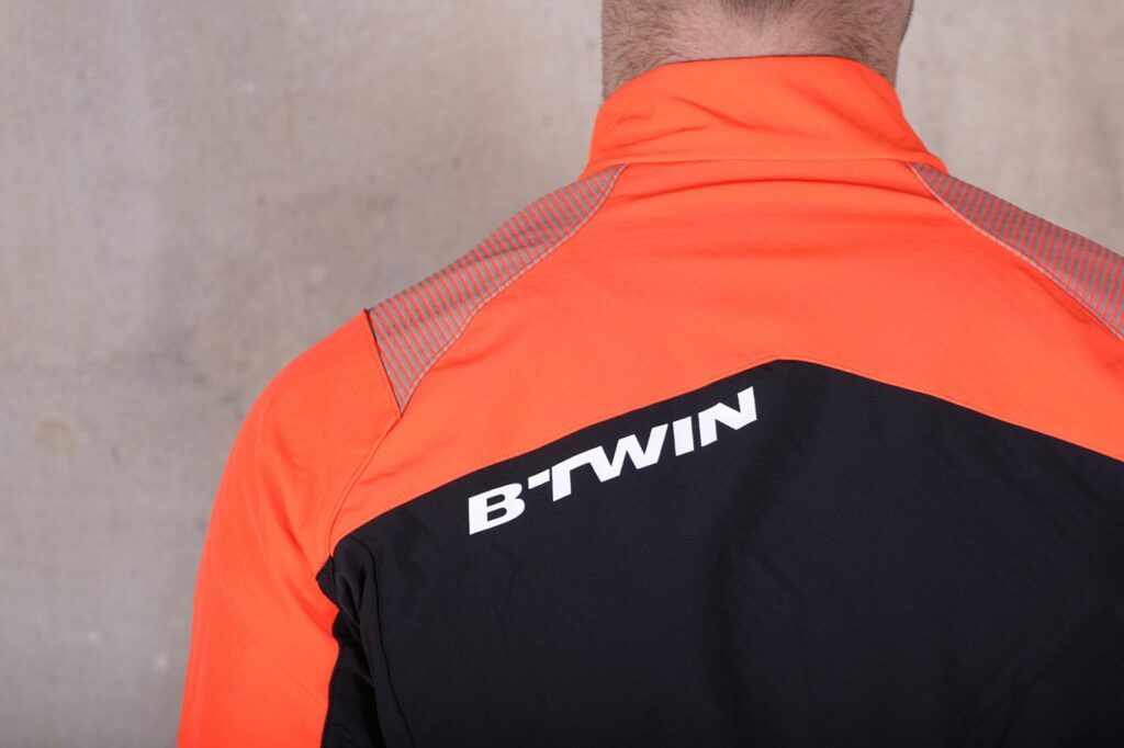 BTwin 500 Warm Cycling Jacket – shoulders.jpg