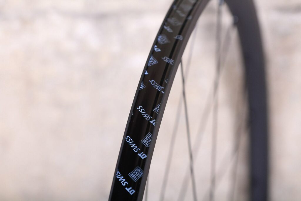 DT Swiss PR 1400 Dicut Oxic Performance road wheel – rim bed.jpg