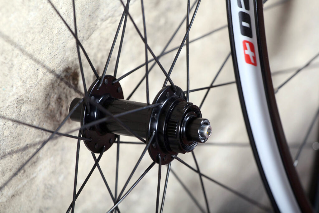 Edco Roches Disc Brake Tubeless Ready wheelset – front hub.jpg