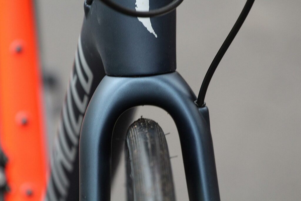 Specialized Roubaix Expert – fork clearance.jpg