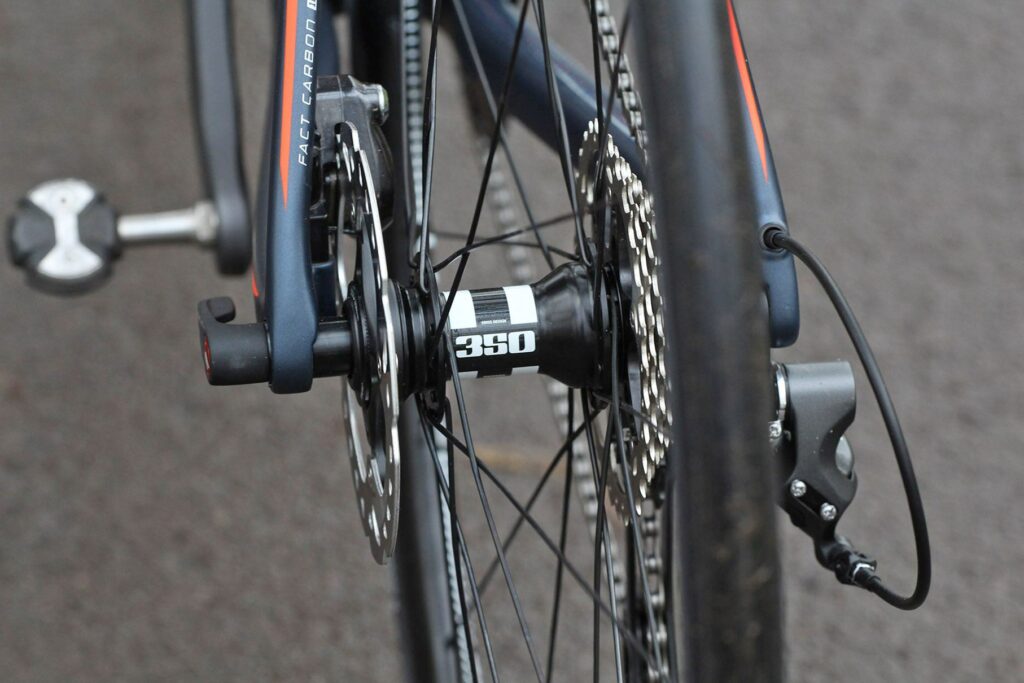 Specialized Roubaix Expert – rear hub.jpg
