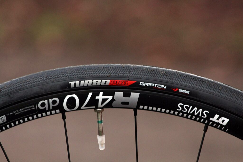 Specialized Roubaix Expert – tyre.jpg