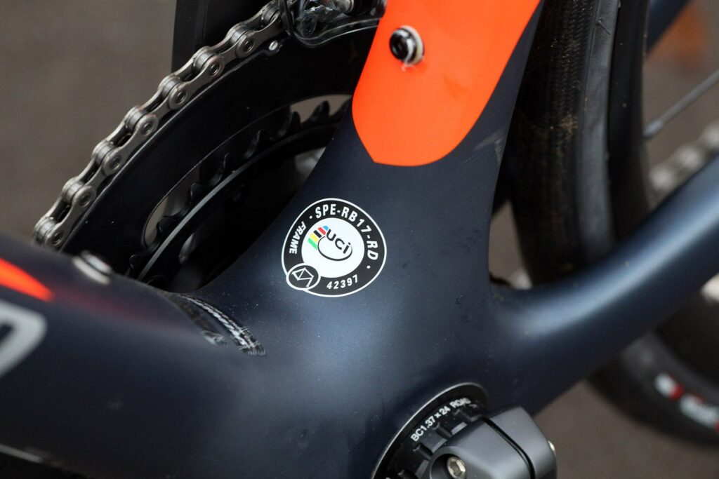 Specialized Roubaix Expert – UCI sticker.jpg