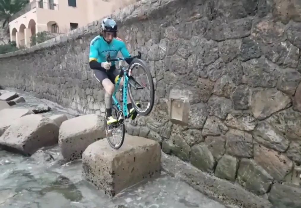Vittorio Brumotti seaside ride (via Facebook).jpg