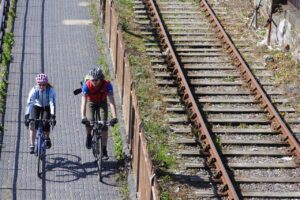Bike commuting (CC BY-NC-SA 2.0 Dave Atkinson:Flickr) 02