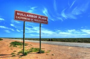 Eyre Highway (CC licensed by Chris Fithall via Flickr).jpg
