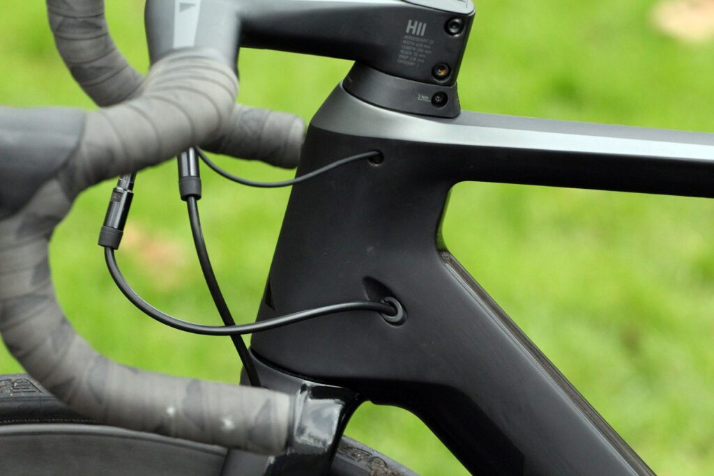 Canyon Aeroad CF SLX Disc 8.0 Di2 – cable route.jpg