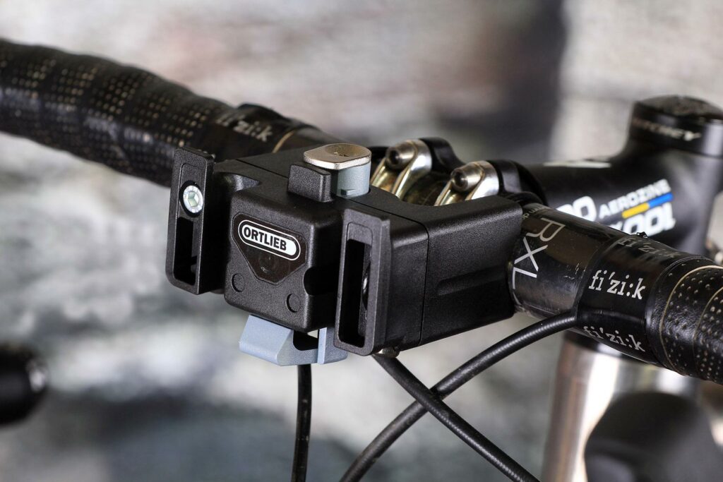 Orlieb Ultimate6 S Plus Waterproof Handlebar bag – mount.jpg