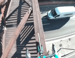 Vittorio Brumotti Barcelona dual carriageway bridge (source Facebook).PNG