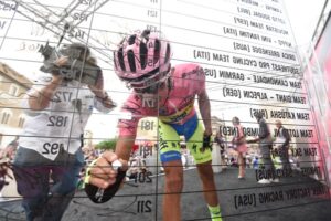 Alberto Contador signs on at start of 2015 Giro Stage 9 (picture ANSA Dal Zennaro)