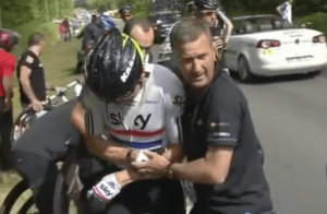 Bradley Wiggins and Richard Freeman at 2011 Tour de France video still.PNG