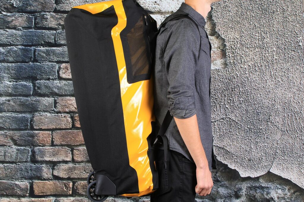 Ortlieb Duffle RS 110L – on shoulders.jpg