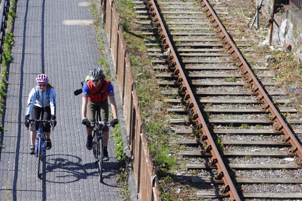 Bike commuting (CC BY-NC-SA 2.0 Dave Atkinson:Flickr) 02