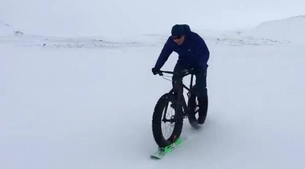 Chris Hoy on fat bike in Iceland (via Twitter).jpg