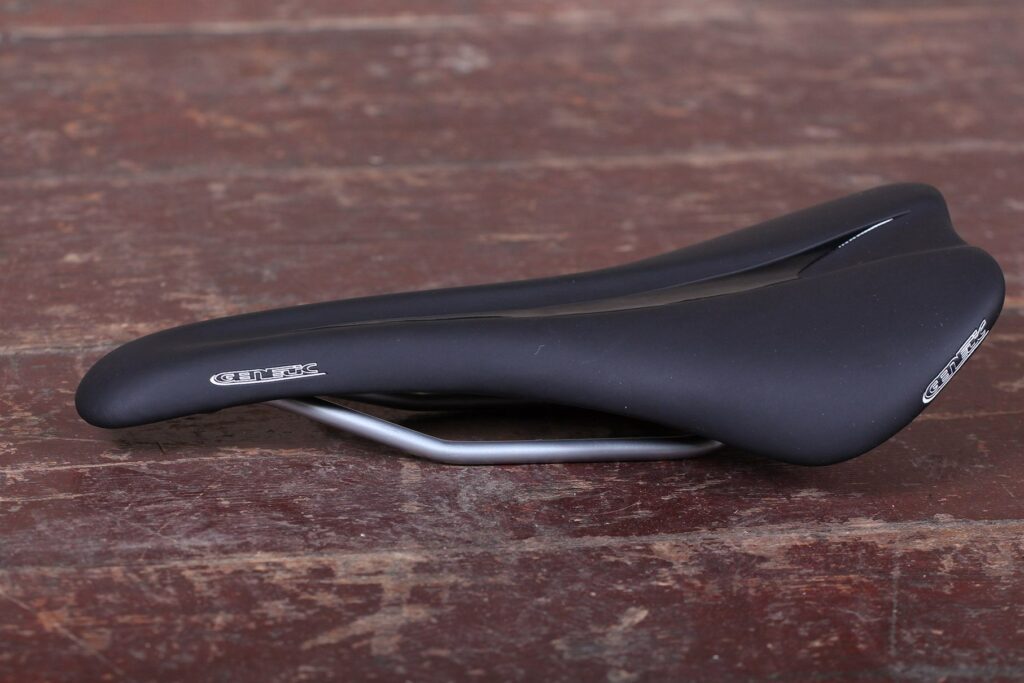 Genetic STV 143 Road Saddle – side.jpg
