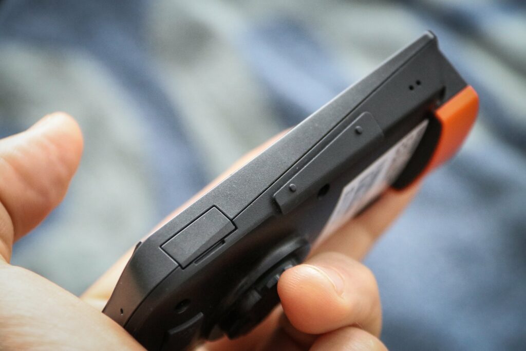 Xplova X5 – left buttons.jpg