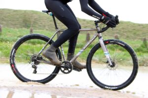 Bombtrack Hook EXT - riding 1.jpg