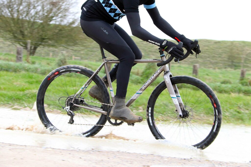 Bombtrack Hook EXT – riding 3.jpg