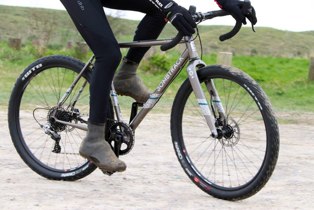 Bombtrack Hook EXT – riding 4.jpg