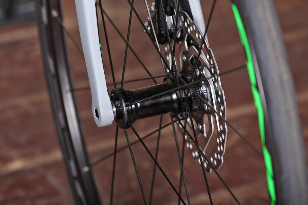 Cube Attain GTC Pro Disc – front hub.jpg