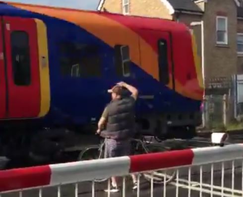 Cyclist at level crossing (via Laughingcow on Twitter).JPG
