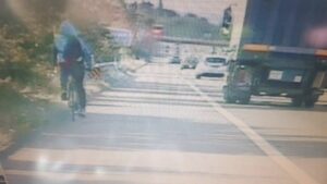 Cyclist on M23 (picture via SurreyRoadCops on Twitter).jpg