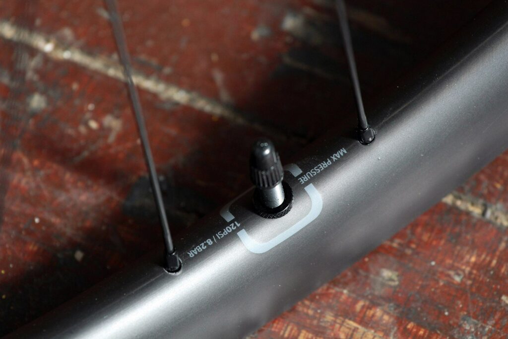 Praxis Works RC21 wheelset – valve.jpg