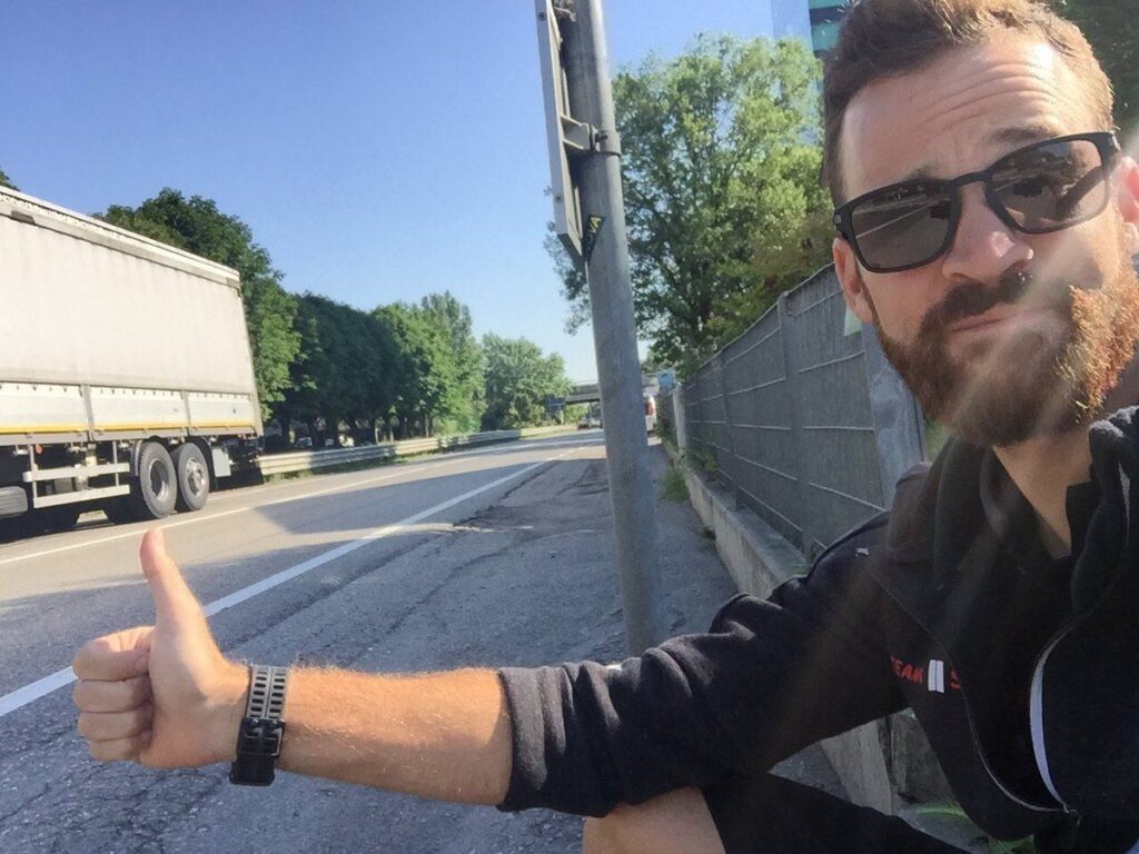 Simon Geschke thumbing for a lift (via Twitter).jpg
