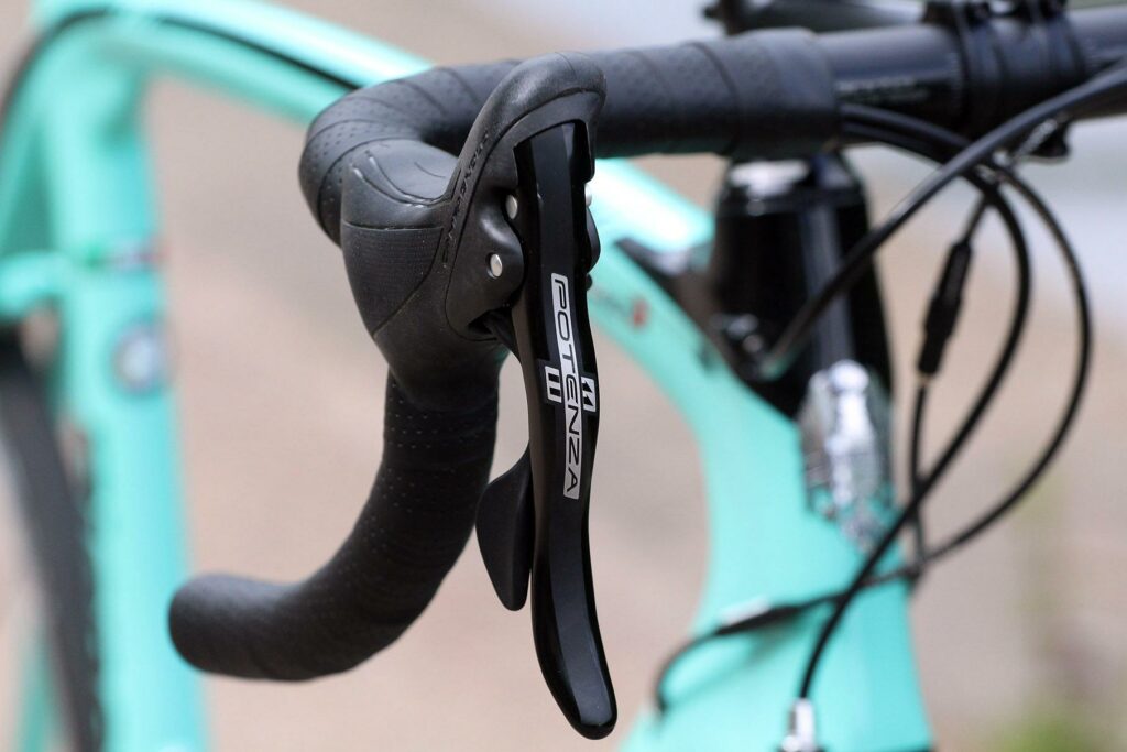Bianchi Oltre XR3 – bar and shifter 2.jpg