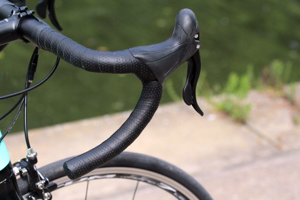 Bianchi Oltre XR3 – bars and shifter.jpg
