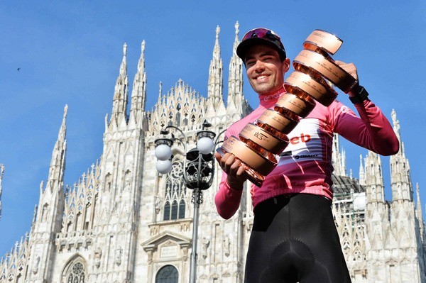 Tom Dumoulin with the Giro d’Italia trophy (LaPresse – D’Alberto – Ferrari – Paolone – Spada).jpg