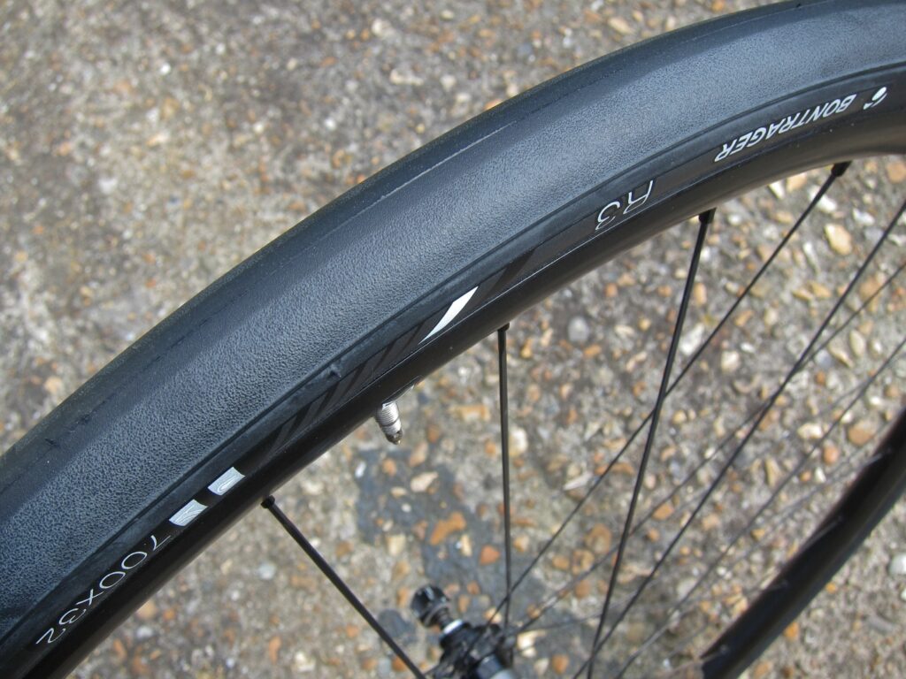 Bontrager R3 Hard-Case Lite 700x32c – Mounted.jpg