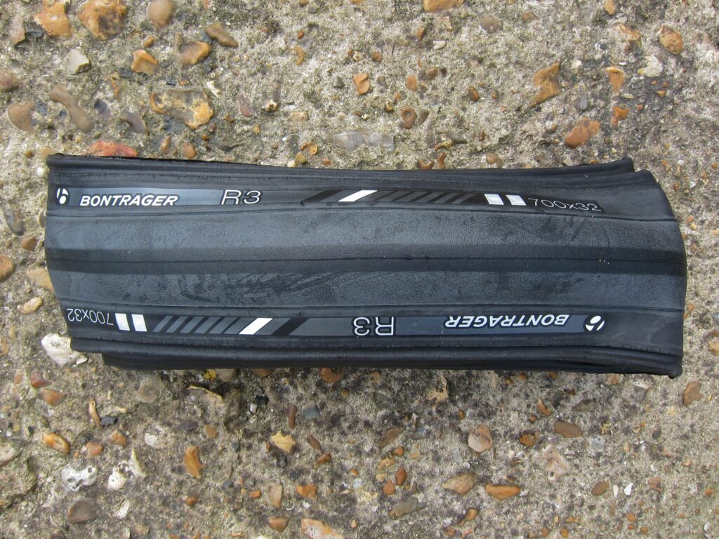 Bontrager R3 Hard-Case Lite 700x32c Clincher Road Tyre - Cycling