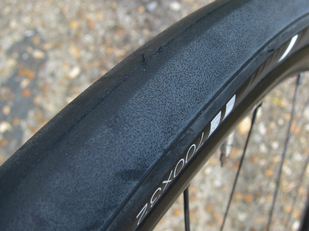 Bontrager R3 Hard-Case Lite 700x32c – Tread.jpg