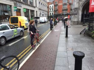 Protesters line up to prevent cars from parking on cycle path (Cyclistie via Twitter).jpg