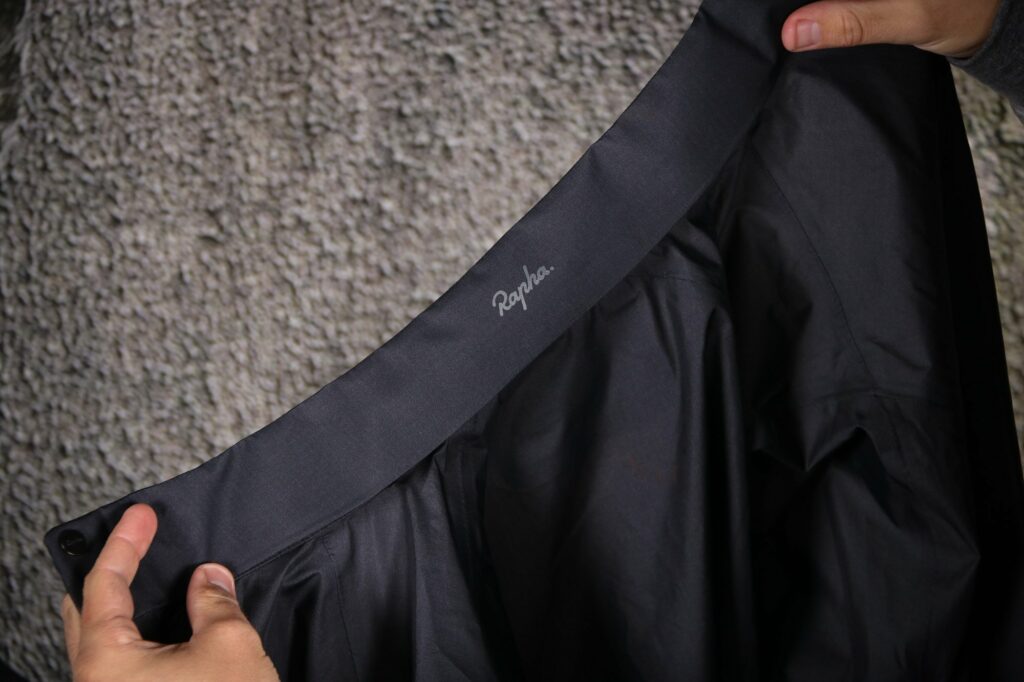 Rapha Packable Waterproof Jacket – collar black.jpg