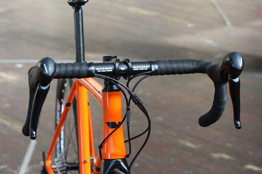 Vitus Zenium SL Disc – bars.jpg