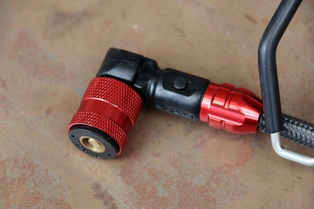 Lezyne Digital Pressure Over Drive – valve head.jpg