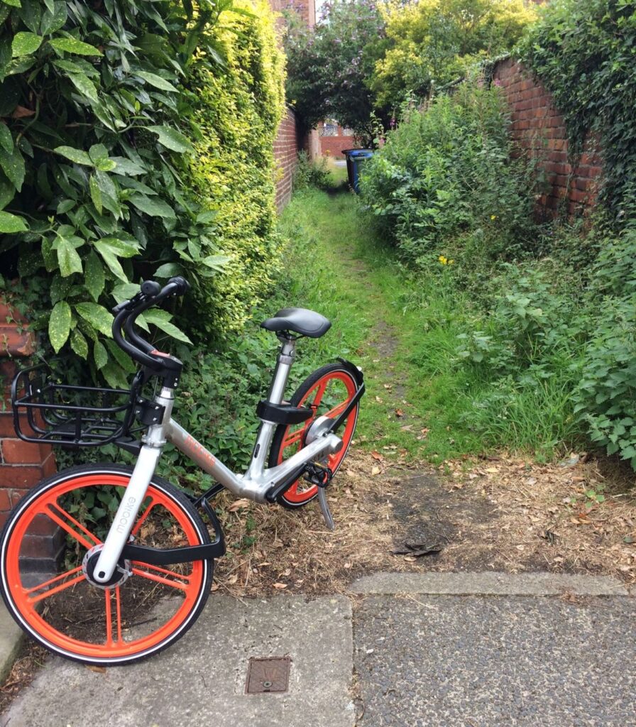 MoBike in Heaton Moor (Helen Kevill).jpg