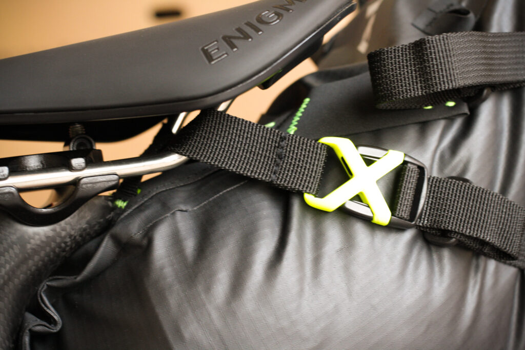 Altura Vortex Seatpack – saddle rail strap.jpg