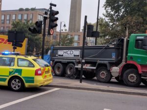 Chelsea bridge collision 27 September 2017 (picture credit Melanie Anna Katharina on Facebook).jpg