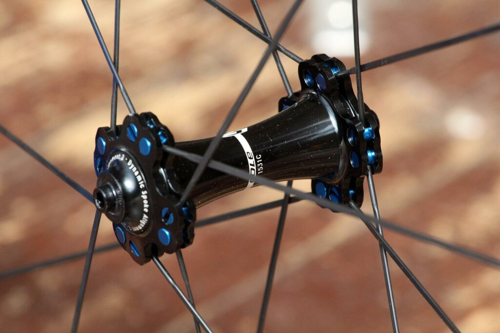 Cole C40 Lite Wheelset &ndash; front hub.jpg