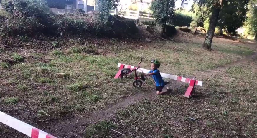 Cyclo-cross toddler hurdle fail (via Twitter).PNG