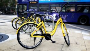 Ofo bikes outside Said Business School in Oxford 3 (Simon MacMichael).jpg