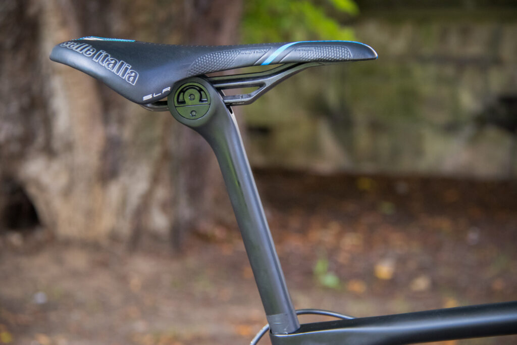 Storck Fascenario.3 Platinum – saddle and post.jpg