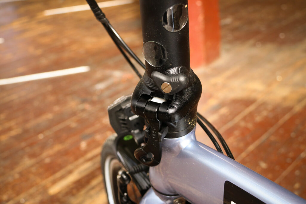 Dahon Qix D8 – folding catch open.jpg