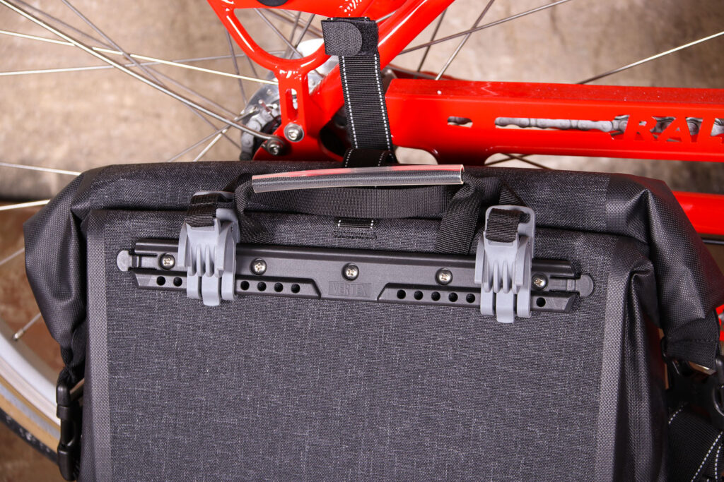 dhb Waterproof Pannier 22L – back detail 1.jpg