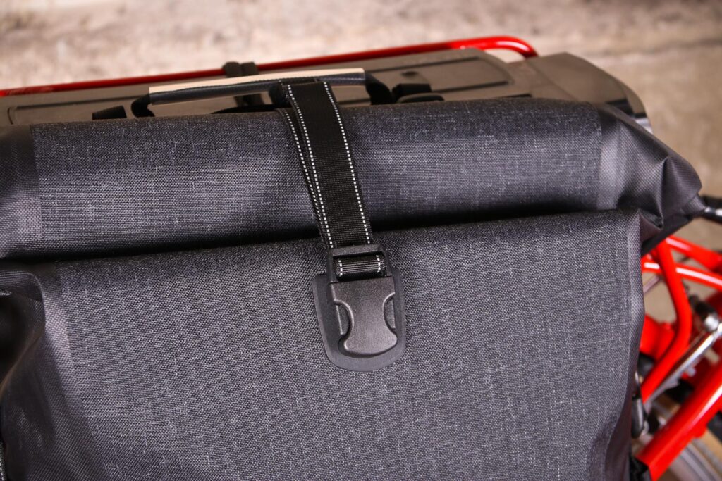 dhb Waterproof Pannier 22L – clip 2.jpg