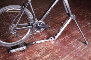 Minoura FG220 Hybrid Roller - bike mounted.jpg