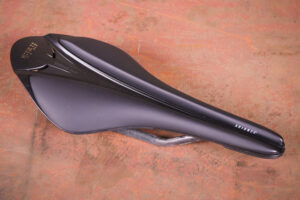 Fizik Arione R1 VS Evo saddle.jpg